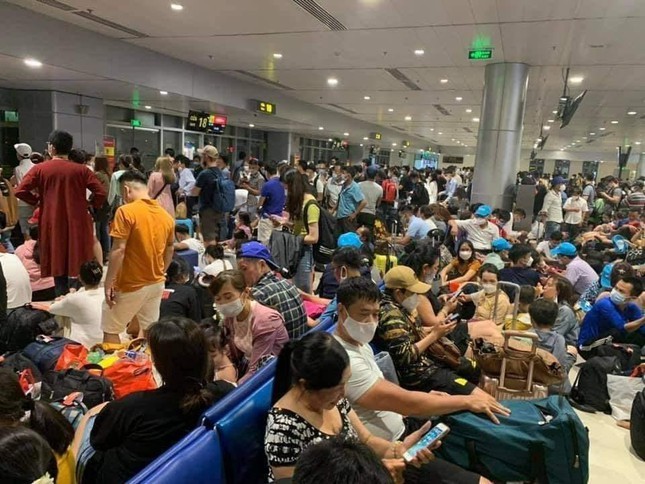 He thong check-in cua Vietjet bi loi, du bao san bay Tan Son Nhat un tac ve chieu