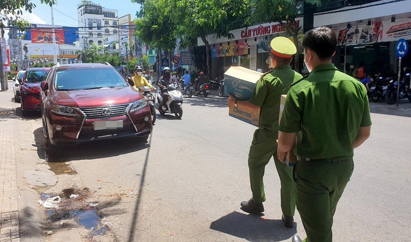 Can canh cong an kham xet, thu giu nhieu thung tai lieu tai CDC Khanh Hoa-Hinh-10