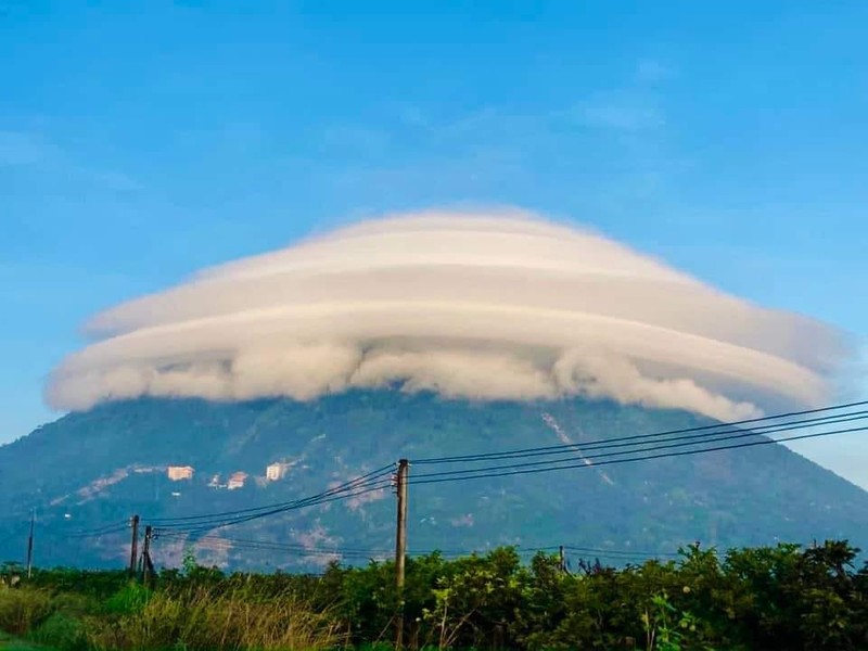 Vi sao co hien tuong may tu tren nui Ba Den nhu dia bay?