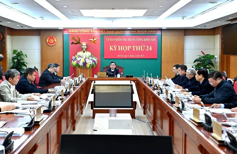 De nghi Bo Chinh tri ky luat Bo truong Ngoai giao Bui Thanh Son lien quan chuyen bay 'giai cuu'