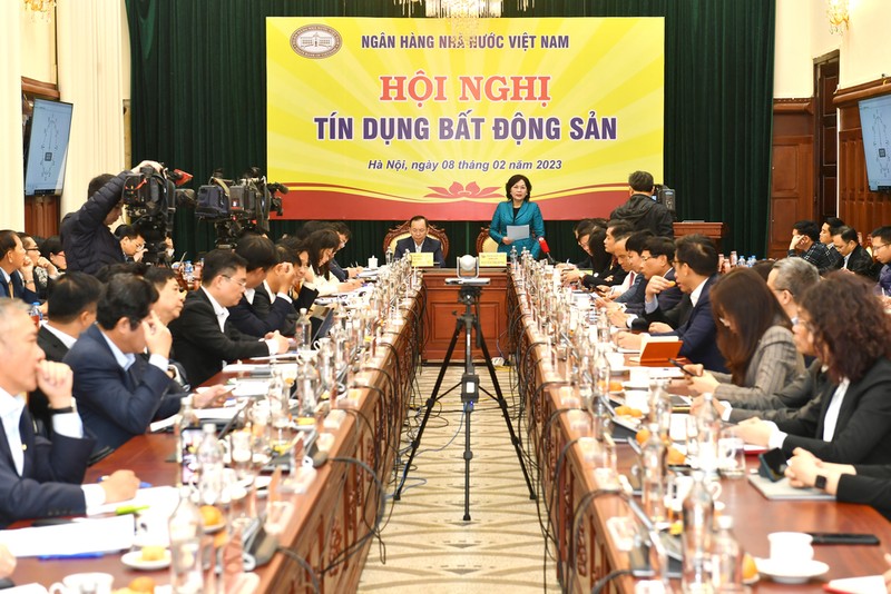 4 ngan hang se doi thoai voi doanh nghiep bat dong san de thao go kho khan