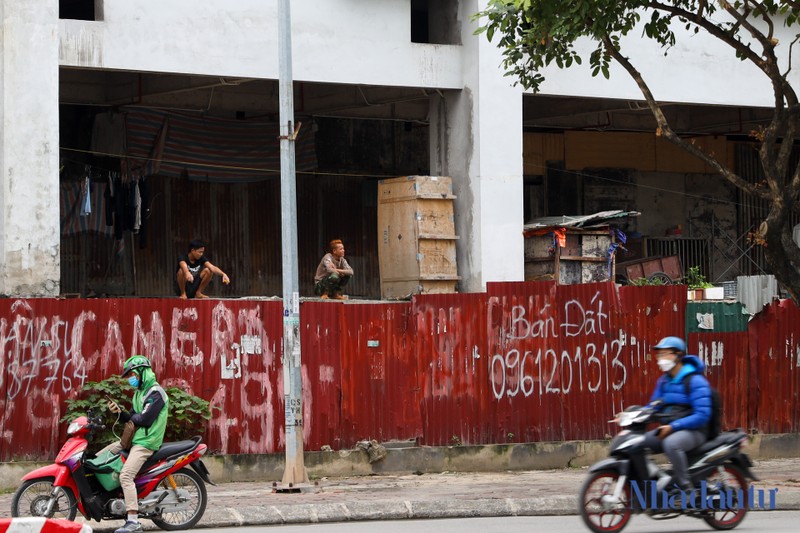 Nha tai dinh cu bo hoang om 'dat vang' Ha Noi hon 1 thap ky-Hinh-15