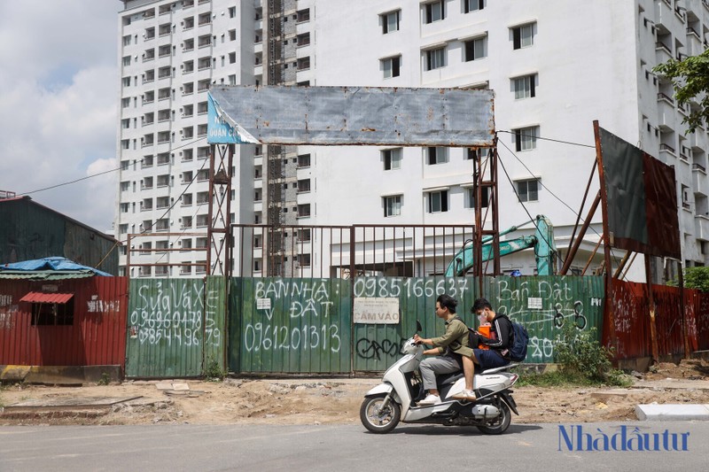 Nha tai dinh cu bo hoang om 'dat vang' Ha Noi hon 1 thap ky-Hinh-17