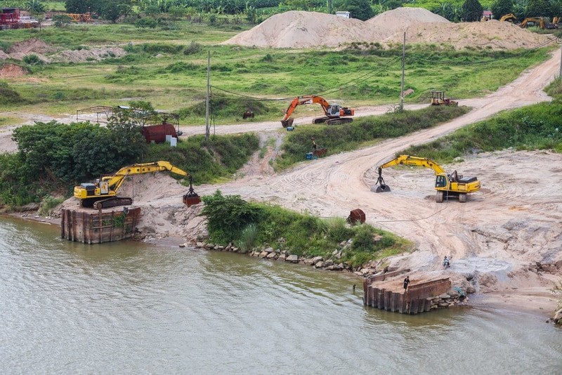 Thu tuong yeu cau Ha Noi ra soat vu dau gia 3 mo cat cao bat thuong