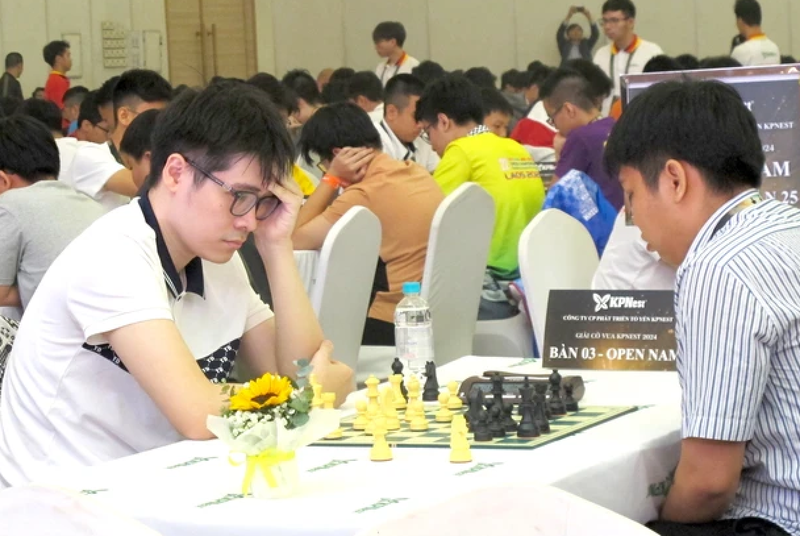 Le Tuan Minh nhan cup ma vang cua Giai co vua KPNest 2024-Hinh-3