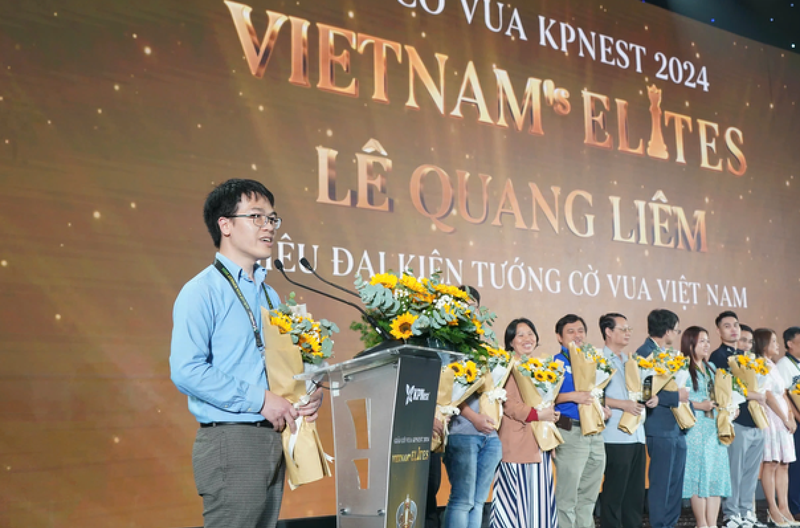 Le Tuan Minh nhan cup ma vang cua Giai co vua KPNest 2024