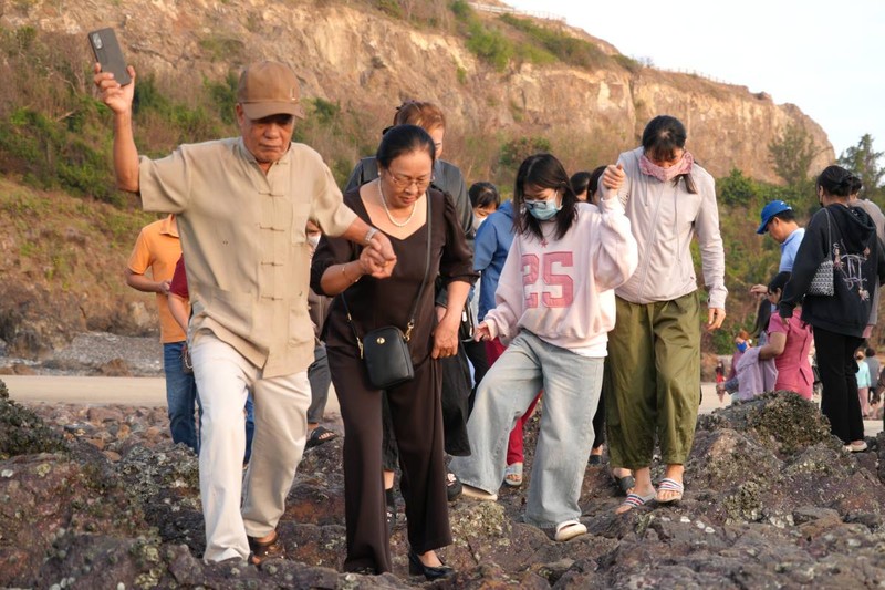 BR-VT: Hang nghin nguoi vuot bien dang huong dau nam tai Hon Ba-Hinh-6