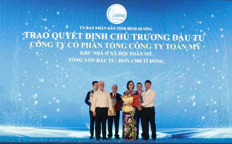 Binh Duong: Trao giay chung nhan dau tu hang loat du an ty USD