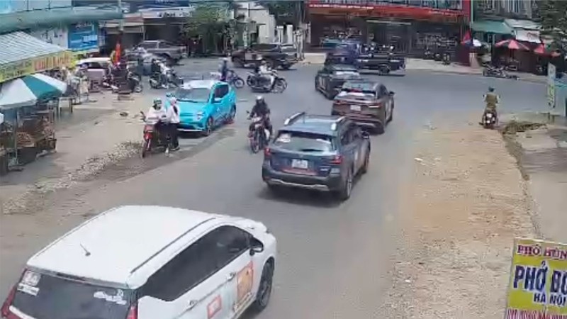 Cơ quan CSĐT vào cuộc vụ ô tô chắn ngang quốc lộ 20 - Hình 2 Co quan CSDT vao cuoc vu o to chan ngang quoc lo 20-Hinh-2