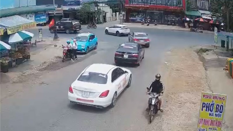 Cơ quan CSĐT vào cuộc vụ ô tô chắn ngang quốc lộ 20 - Hình 3 Co quan CSDT vao cuoc vu o to chan ngang quoc lo 20-Hinh-3