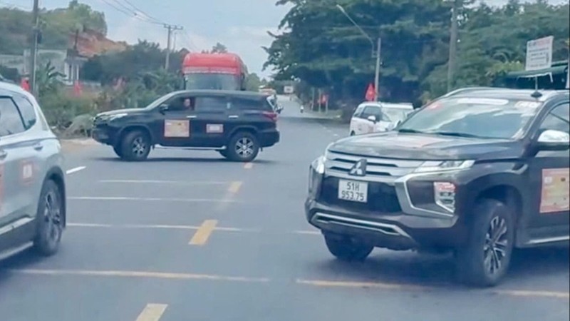 Cơ quan CSĐT vào cuộc vụ ô tô chắn ngang quốc lộ 20 Co quan CSDT vao cuoc vu o to chan ngang quoc lo 20