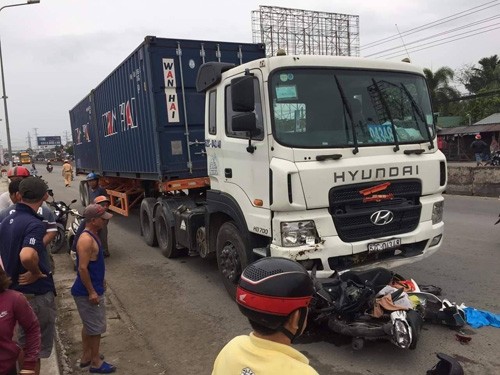 Hai hung hien truong container “ui” nhieu xe may, hon 20 nguoi thuong vong-Hinh-2