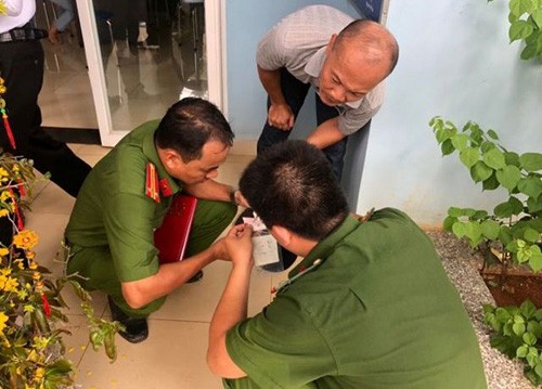 Cuop tram thu phi TPHCM-Long Thanh-Dau Giay: Nhan vien VEC E cu da no sung-Hinh-2