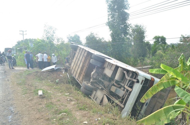 Xe khach lat khien 40 nguoi bi thuong o Long An