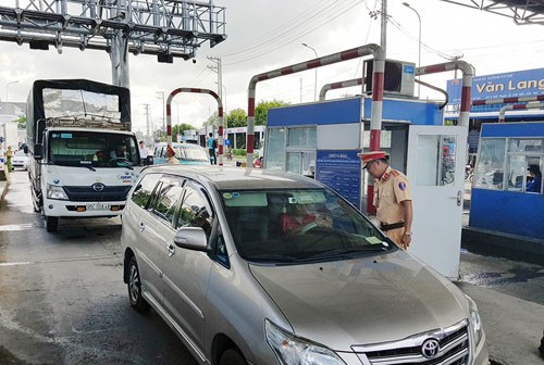 Un u nghiem trong do tai xe phan ung, tram BOT T2 tren QL 91 buoc xa tram-Hinh-2