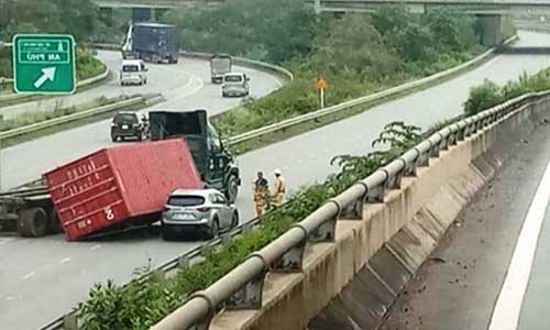 Kinh hoang thung container 40 feet de oto tren cao toc Long Thanh - Dau Giay