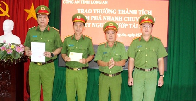 Thuc giac thay nguoi dan ong dang quan he tinh duc dong tinh voi minh, nam thanh nien giet nguoi, cuop tai san-Hinh-2