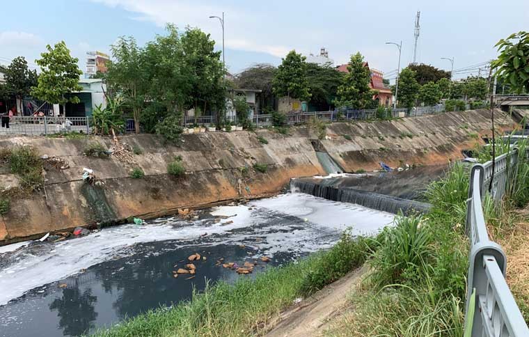 Kenh Ba Bo noi tieng Sai Gon ve o nhiem lai day bot trang, mui hoi nong nac-Hinh-2