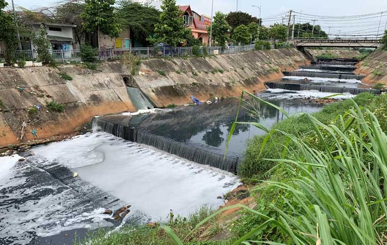 Kenh Ba Bo noi tieng Sai Gon ve o nhiem lai day bot trang, mui hoi nong nac-Hinh-3