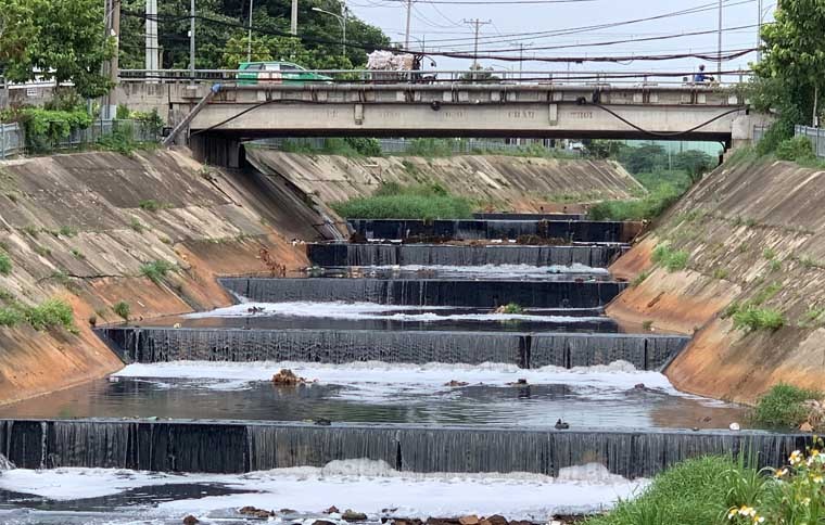 Kenh Ba Bo noi tieng Sai Gon ve o nhiem lai day bot trang, mui hoi nong nac