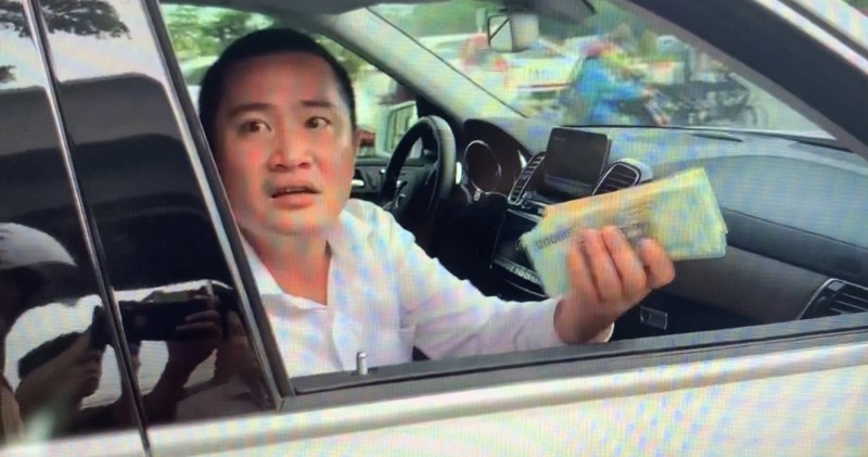 Vu dai gia co thu trong Mercedes 5 ty che luong CSGT: Chiec xe sang dang the chap ngan hang