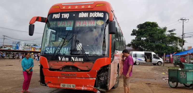 Tong nguoi di bo, xe khach lao vao cho khien nhieu nguoi thuong vong-Hinh-3