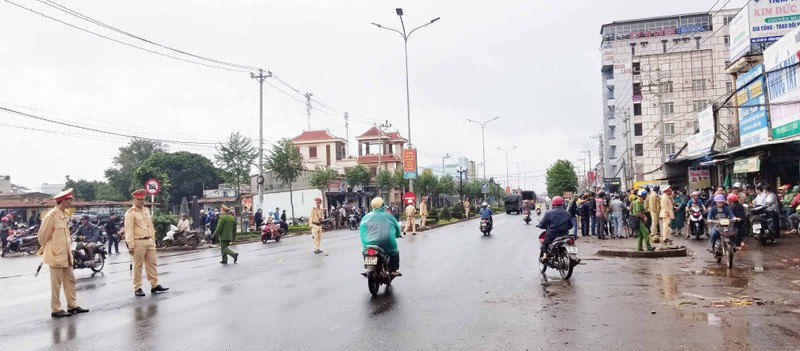 Tong nguoi di bo, xe khach lao vao cho khien nhieu nguoi thuong vong