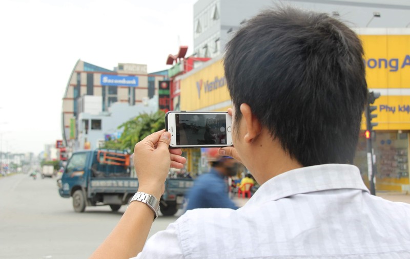 Nguoi dan dau tien cung cap hinh anh vi pham cho CSGT o Sai Gon-Hinh-2