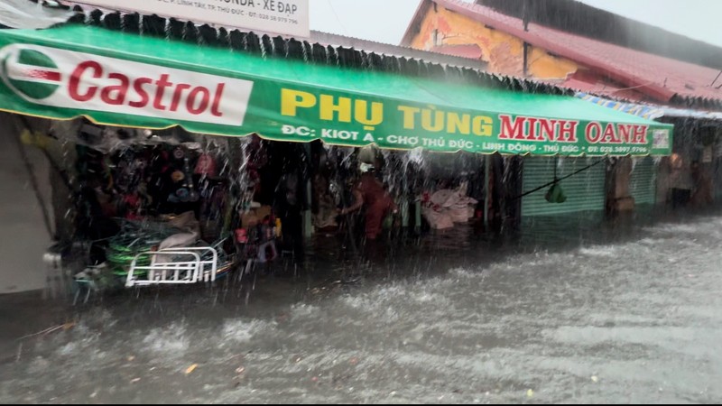 Nguoi dan TP HCM 'khong thay duong ve nha' sau con mua suot 2 gio chieu qua-Hinh-9