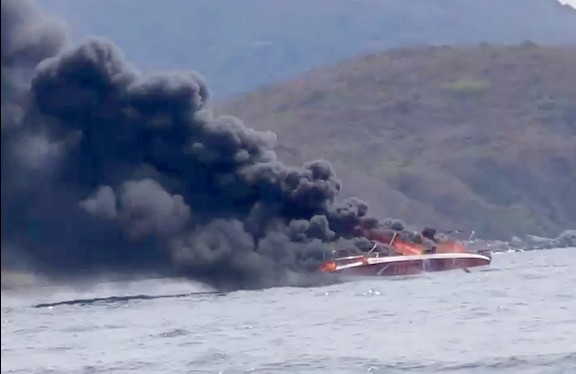 Cano cho khach du lich bat ngo boc chay tren vinh Nha Trang, 2 nguoi bi bong nang