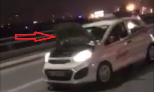 Taxi bị lật nắp capo phóng tốc độ cao, đánh võng trên cầu Nhật Tân Taxi bi lat nap capo phong toc do cao, danh vong tren cau Nhat Tan