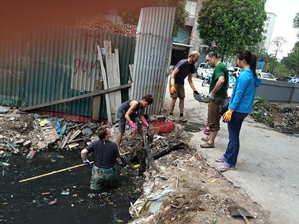 Khach Tay vua dam minh don, rac lai den ngom kenh nuoc