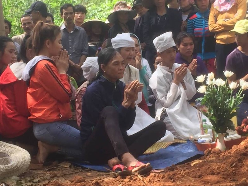 Tieng khoc xe long trong dam tang vu chong giet vo tai Toa an-Hinh-2