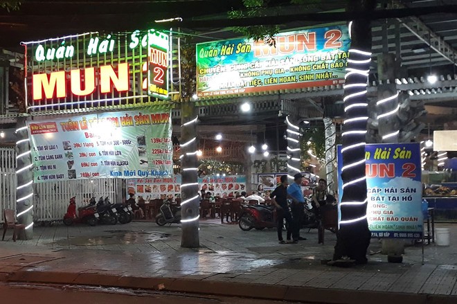Đi ăn 20/10, nam thanh niên bị bảo vệ quán đâm trọng thương Di an 20/10, nam thanh nien bi bao ve quan dam trong thuong