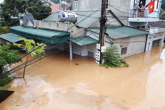 Sieu thi bi mua lu cuon troi, hang hoa chay ngap duong-Hinh-6