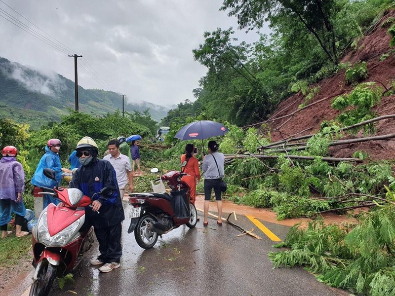 Sieu thi bi mua lu cuon troi, hang hoa chay ngap duong-Hinh-3