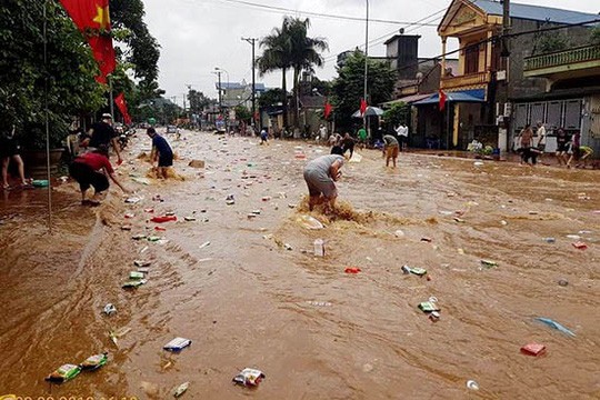 Sieu thi bi mua lu cuon troi, hang hoa chay ngap duong