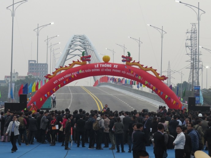 Hai Phong: Bat giu thanh nien di vao duong cam, danh CSGT