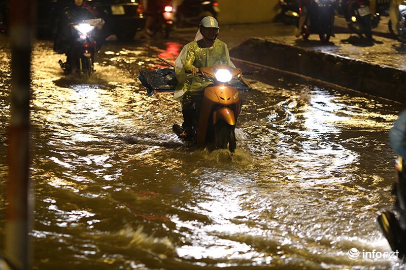 Ha Noi: Mua lon gio tan tam, nhieu tuyen pho ngap ung, giao thong un tac-Hinh-3