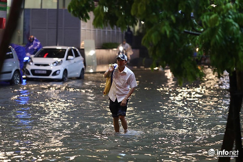 Ha Noi: Mua lon gio tan tam, nhieu tuyen pho ngap ung, giao thong un tac-Hinh-4