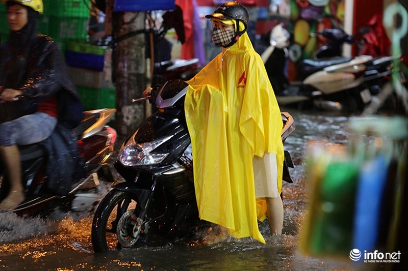 Ha Noi: Mua lon gio tan tam, nhieu tuyen pho ngap ung, giao thong un tac-Hinh-5