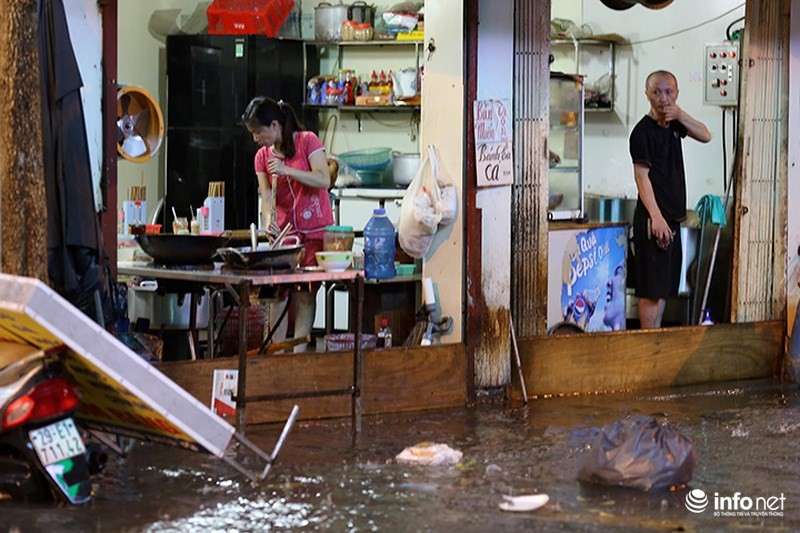 Ha Noi: Mua lon gio tan tam, nhieu tuyen pho ngap ung, giao thong un tac-Hinh-8