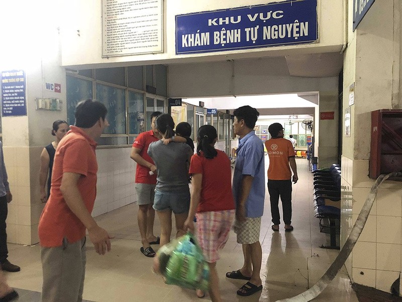 Lửa rừng rực sát bệnh viện Nhi, mẹ ném bình sữa ôm con tháo chạy - Hình 2 Lua rung ruc sat benh vien Nhi, me nem binh sua om con thao chay-Hinh-2