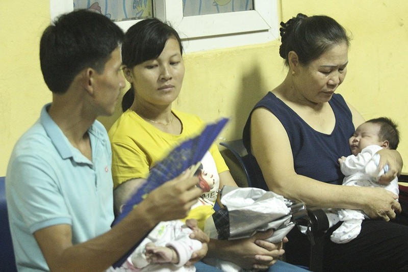 Lửa rừng rực sát bệnh viện Nhi, mẹ ném bình sữa ôm con tháo chạy - Hình 4 Lua rung ruc sat benh vien Nhi, me nem binh sua om con thao chay-Hinh-4
