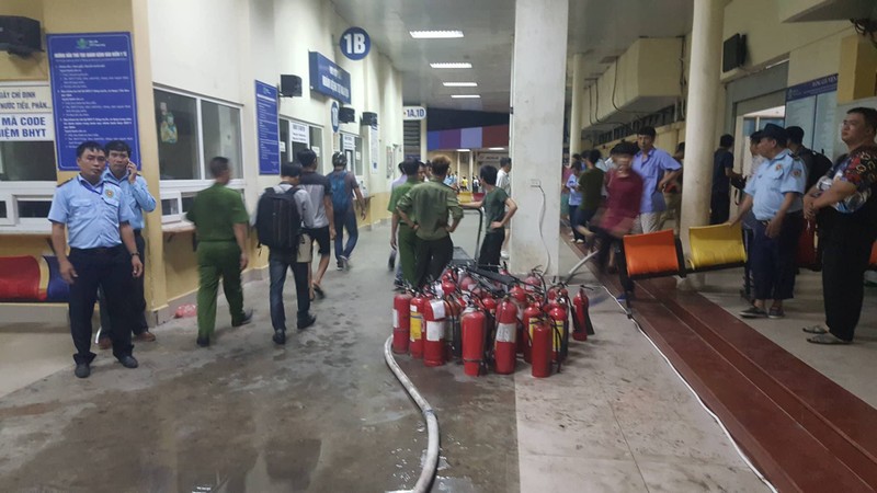 Lửa rừng rực sát bệnh viện Nhi, mẹ ném bình sữa ôm con tháo chạy - Hình 8 Lua rung ruc sat benh vien Nhi, me nem binh sua om con thao chay-Hinh-8