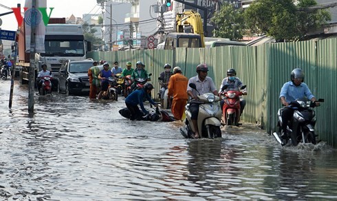 Trieu cuong dat dinh, nguoi dan TP.HCM khon don gio tan tam