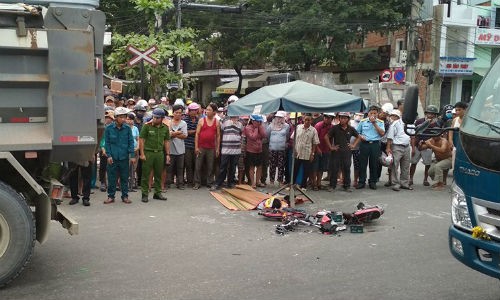 Va cham xe tai, nu sinh lop 8 tu vong tren duong di hoc