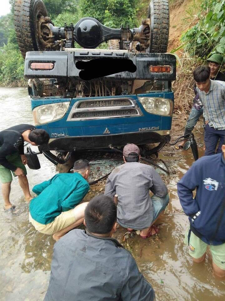 Son La: Xe tai mat phanh lao vut xuong suoi, nam ngua bung-Hinh-6