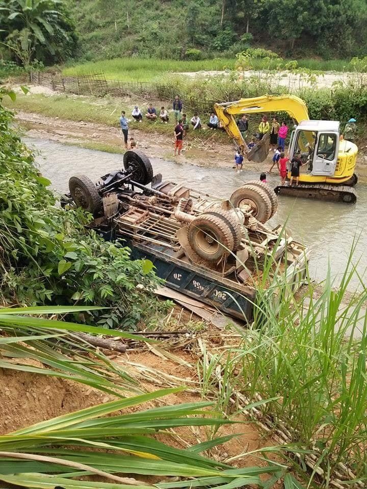 Son La: Xe tai mat phanh lao vut xuong suoi, nam ngua bung