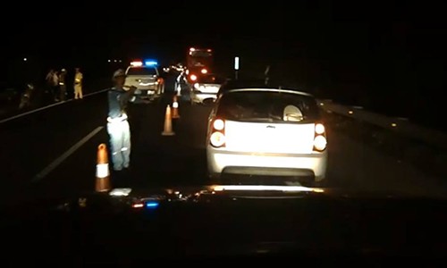 Bị nhiều xe cán khi sang đường, người đàn ông chết không nguyên vẹn Bi nhieu xe can khi sang duong, nguoi dan ong chet khong nguyen ven